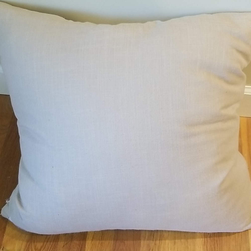 Kim Seybert Living Down filled throw pillows - Picture 4 of 7